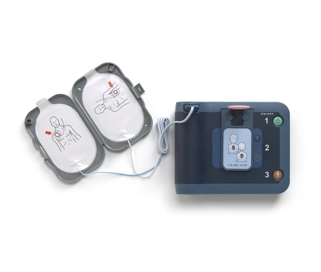 Defibrylator AED Philips FRx z podłączonymi elektrodami