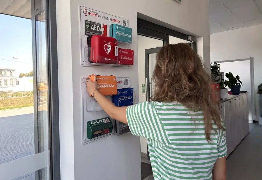 Punkt Pierwszej Pomocy z defibrylatorem AED i apteczkami TRAUMAKIT w biurze