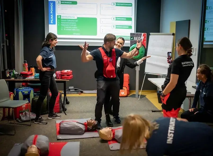 Ćwiczenia resuscytacji i obsługi AED podczas kursu
