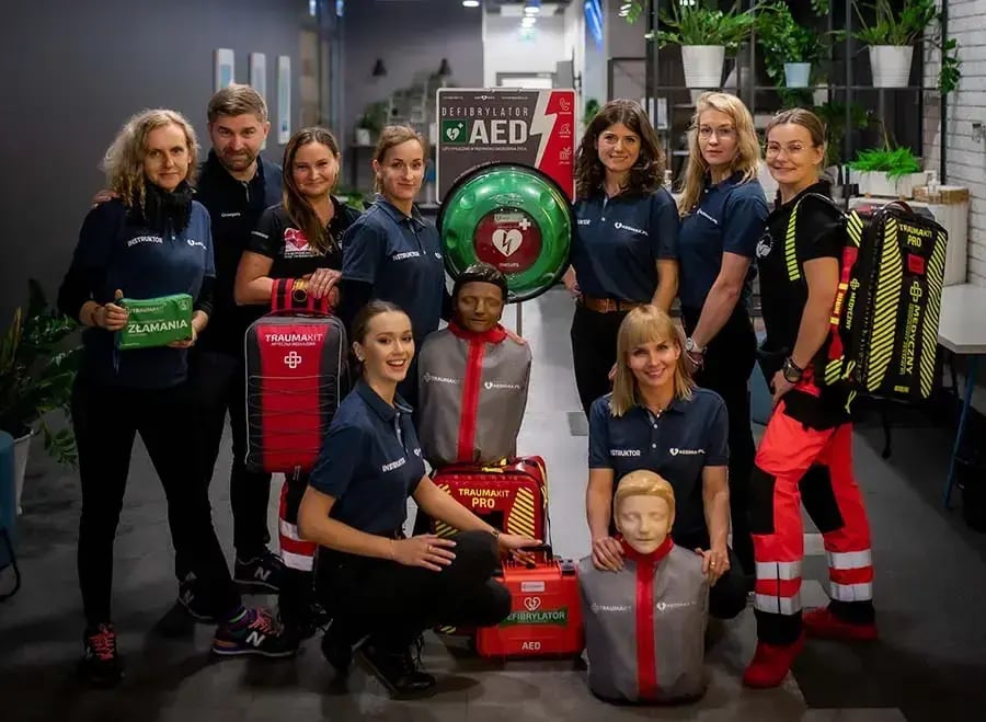 Kadra instruktorska AEDMAX.PL ze sprzętem szkoleniowym: defibrylator AED, apteczki TRAUMAKIT i manekiny