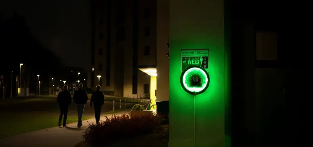 Oznakowany punkt AED widoczny po zmroku