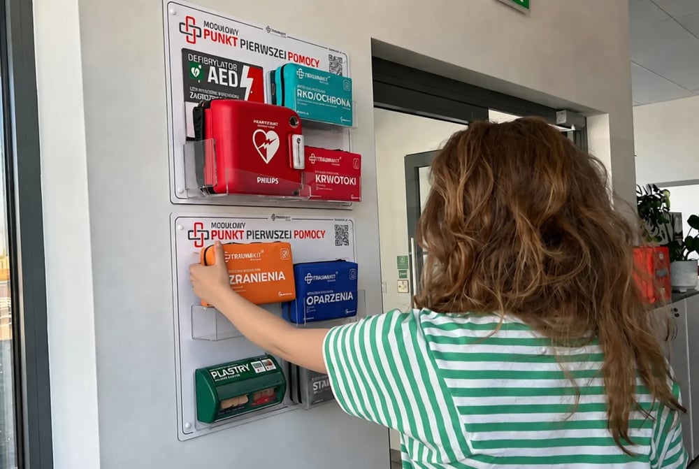 Punkt Pierwszej Pomocy AEDMAX.PL na ścianie w biurze