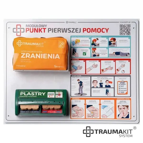 Punkt Pierwszej Pomocy TRAUMAKIT RP: moduły Zranienia i Plastry oraz instrukcja pierwszej pomocy na białej tablicy
