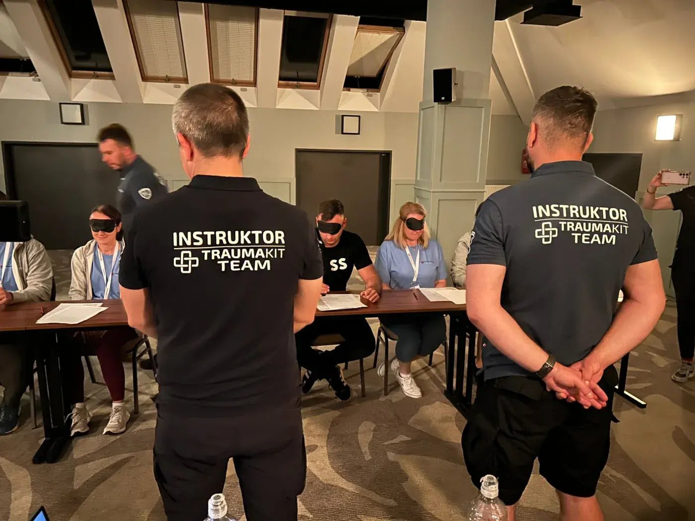 Uczestnicy Safety Days wykonują zadanie z zawiązanymi oczami, obok instruktorzy TRAUMAKIT TEAM