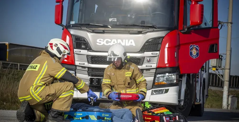 Sprzęt ratowniczy w plecaku R1 przy wozie strażackim