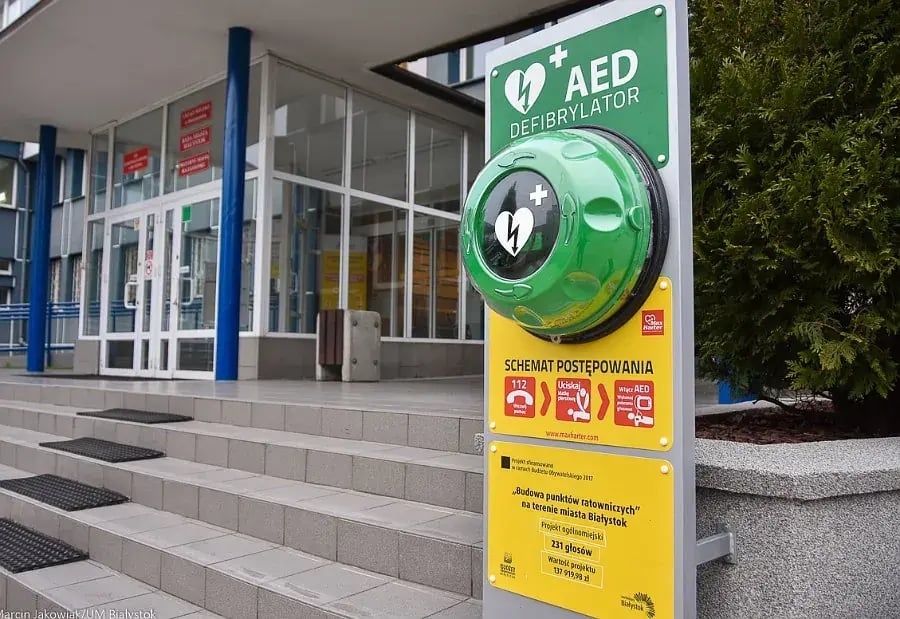 Punkt ratowniczy z defibrylatorem AED przed Urzędem Miejskim w Białymstoku