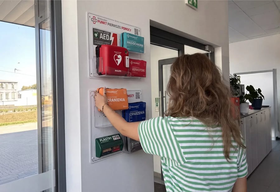 Punkt Pierwszej Pomocy z defibrylatorem AED i apteczkami TRAUMAKIT w biurze