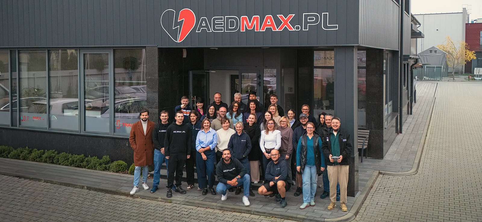 Zespół AEDMAX.PL przed siedzibą firmy
