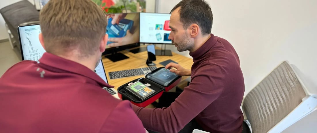 Doradca AEDMAX.PL pokazuje klientowi defibrylator AED