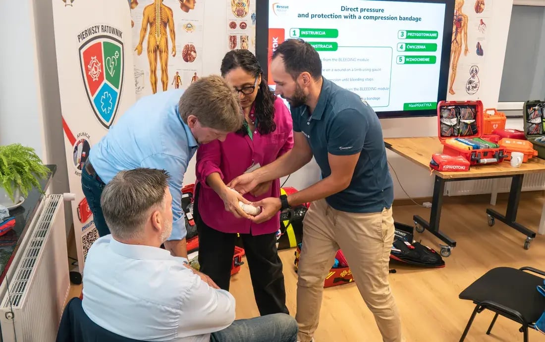 Instruktorka AEDMAX.PL podczas ćwiczeń z zestawem ratunkowym