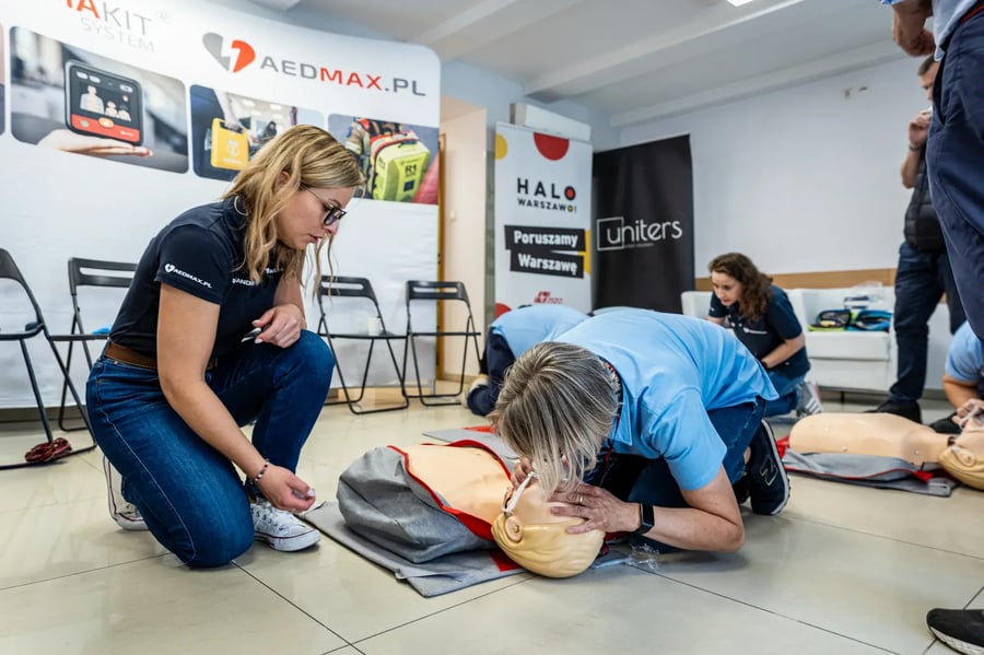 Instruktorka AEDMAX.PL prowadzi ćwiczenia z resuscytacji na fantomie